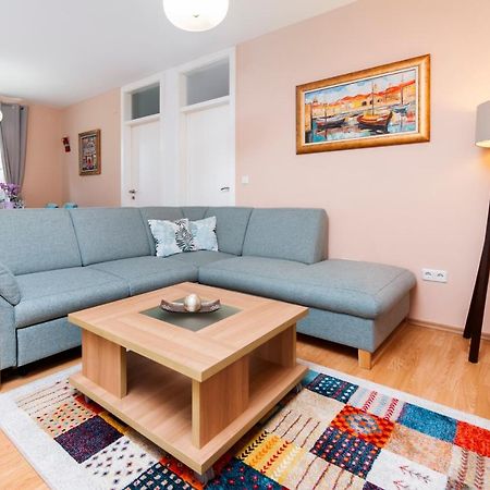 Apartment Deluxe Ровінь Екстер'єр фото