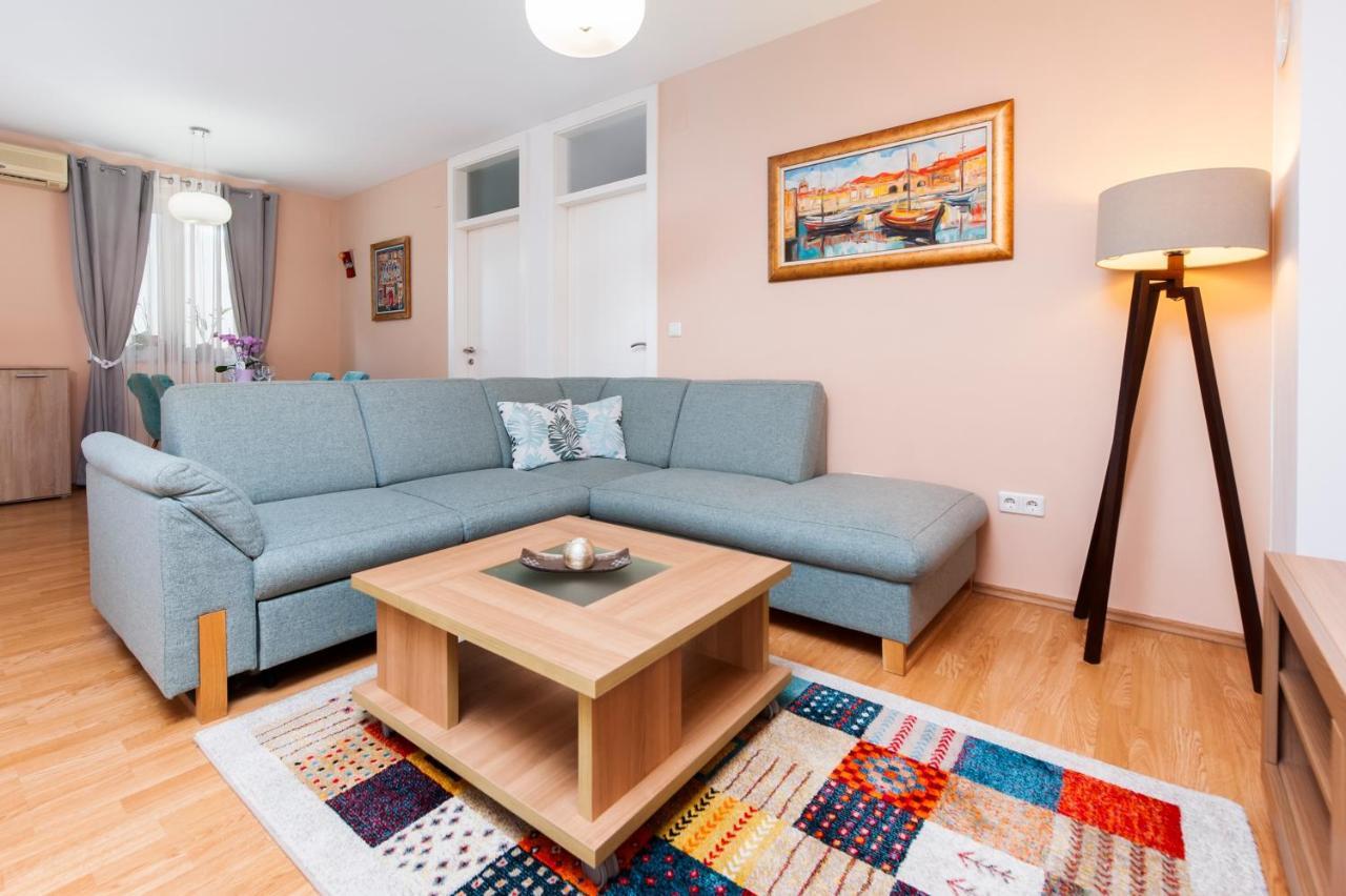 Apartment Deluxe Ровінь Екстер'єр фото