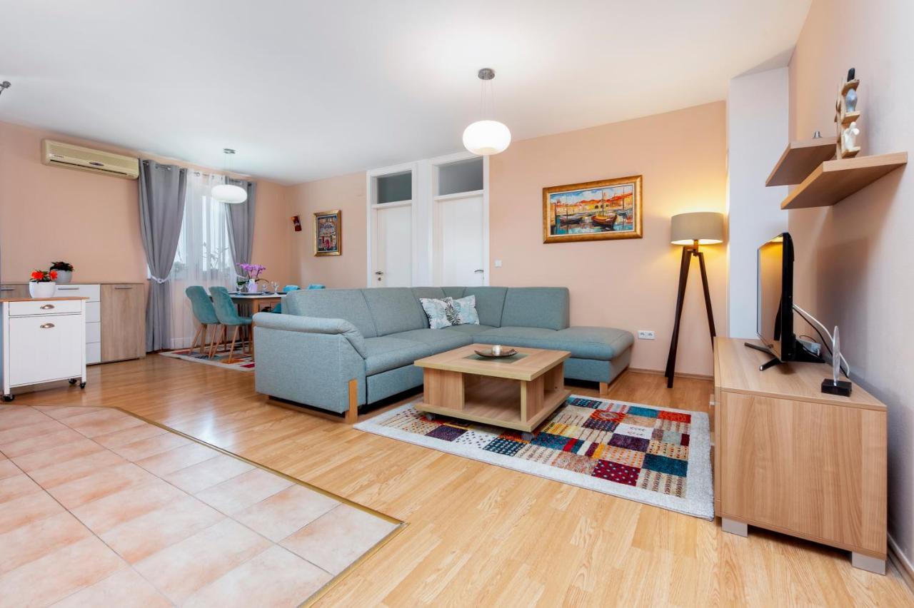 Apartment Deluxe Ровінь Екстер'єр фото