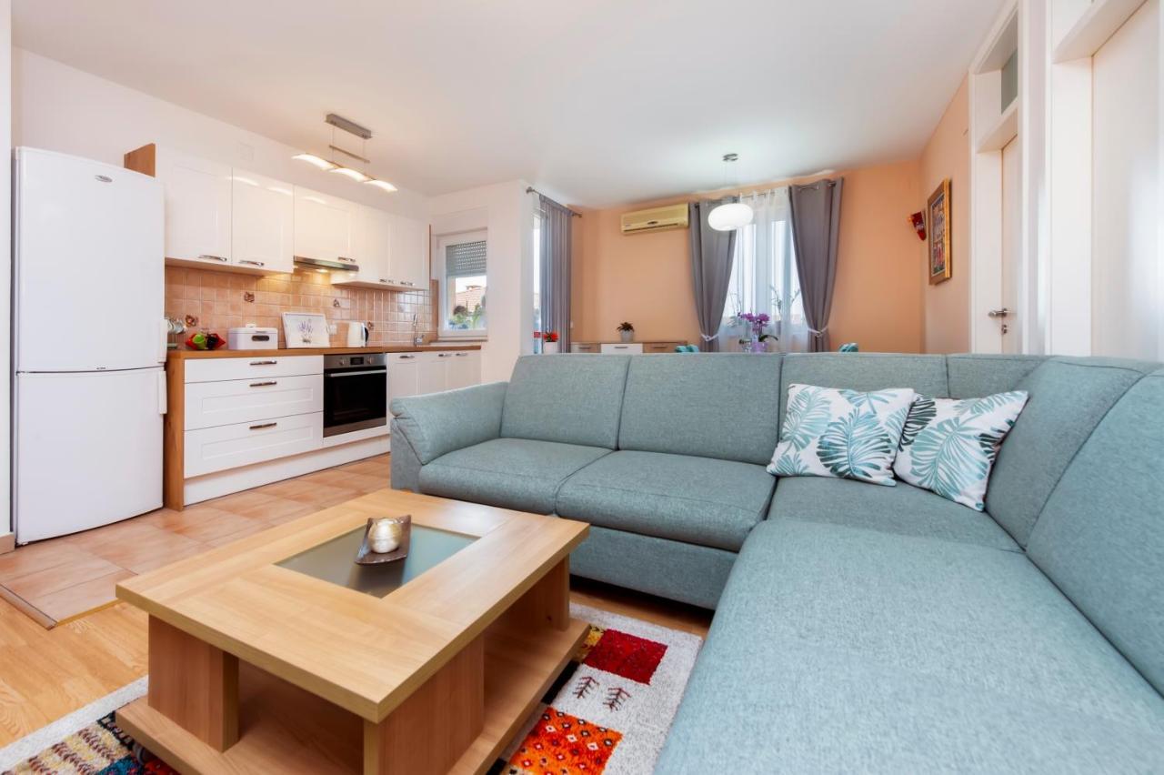 Apartment Deluxe Ровінь Екстер'єр фото