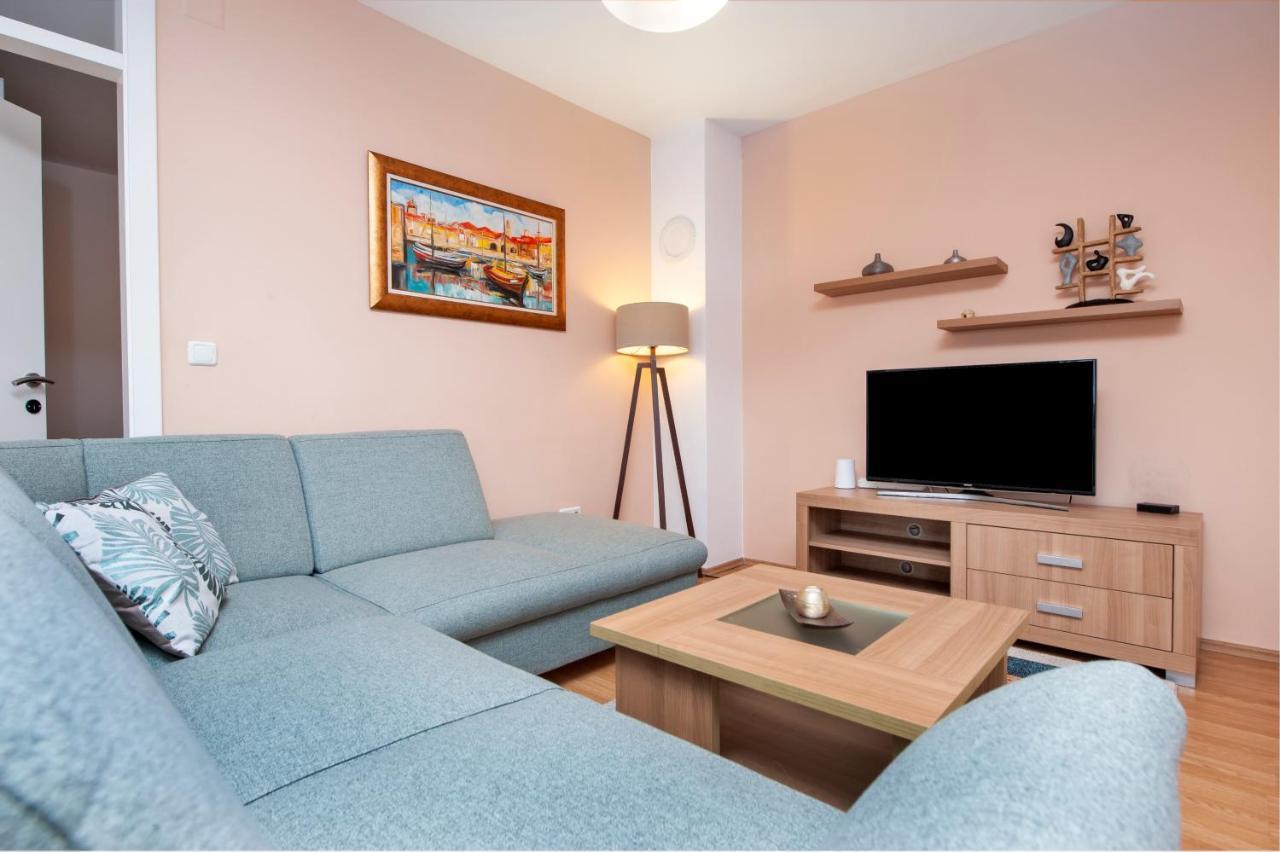 Apartment Deluxe Ровінь Екстер'єр фото