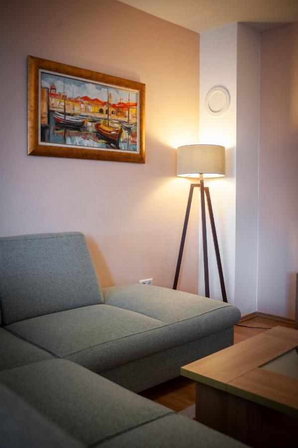 Apartment Deluxe Ровінь Екстер'єр фото