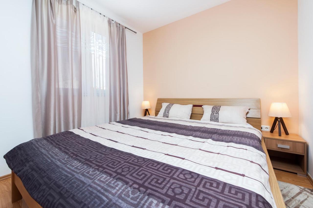 Apartment Deluxe Ровінь Екстер'єр фото